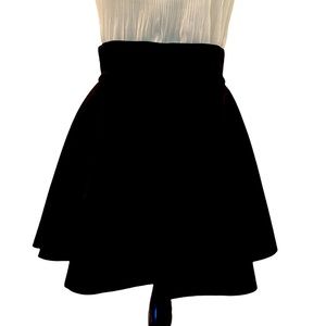 H & M Black Pleated Full Mini Skirt Red Inside US10